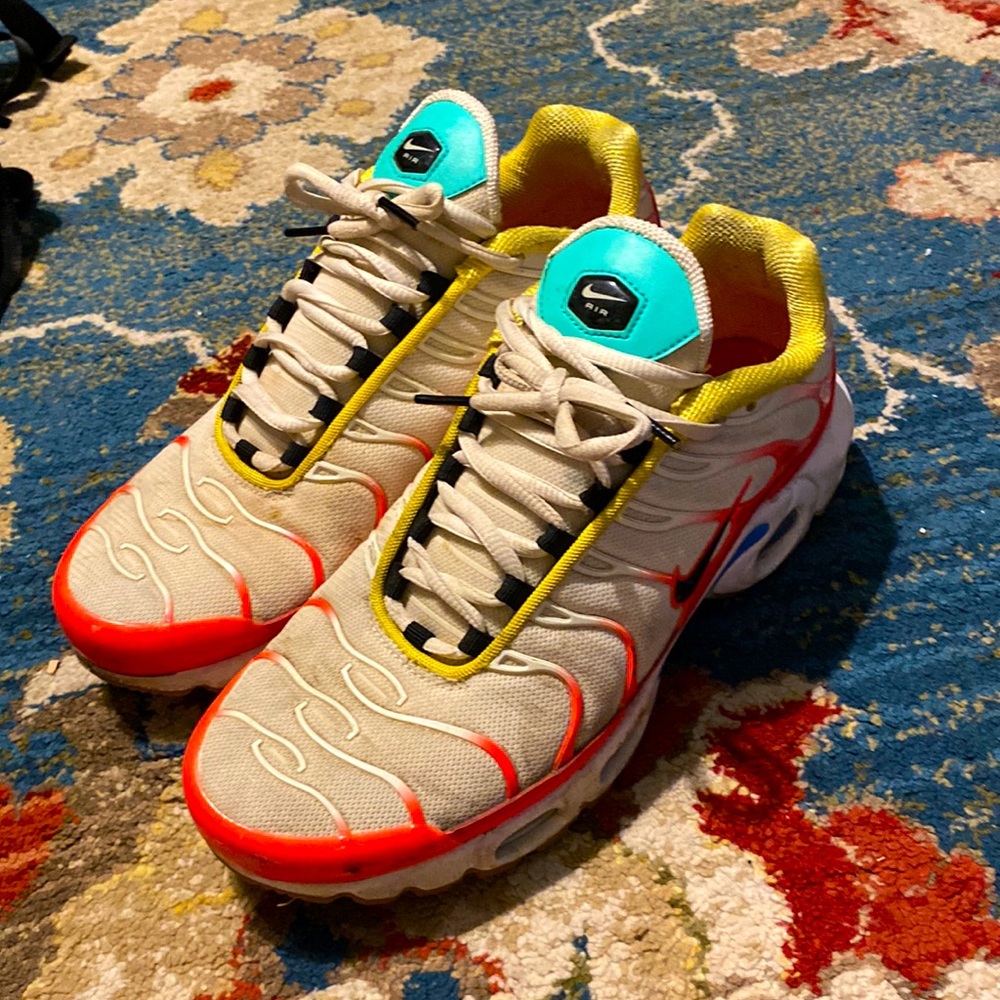 neon vapormax shoes
